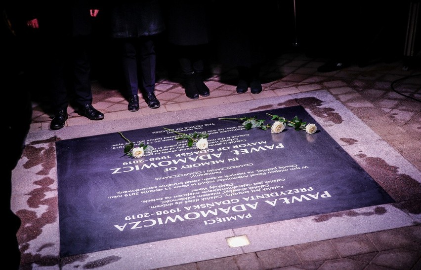 Rocznica ataku na prezydenta Gdańska. Pamiątkowa tablica, podświetlony krzyż i niezwykły tunel światła [zdjęcia, wideo]