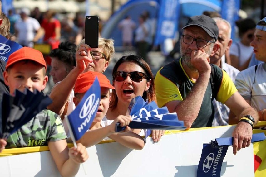 Tour de Pologne 2018 wystartował. Kolarze pojechali wokół Krakowa [ZDJĘCIA ZE STARTU]