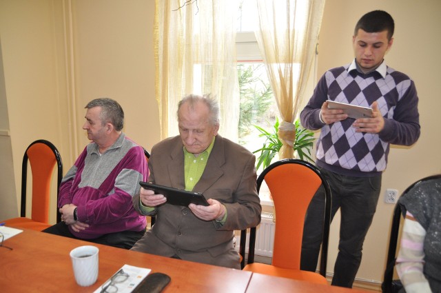 W DDP Złota Jesień seniorzy uczyli się już obsługiwać tablet