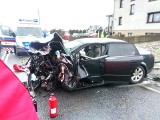 Wypadek w Gorzowie Śląskim. Audi zderzyło się z volkswagenem. Jedna osoba nie żyje, dwie ciężko ranne