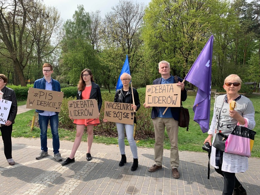 Przed budynkiem filharmonii przy ul. Podleśnej w...