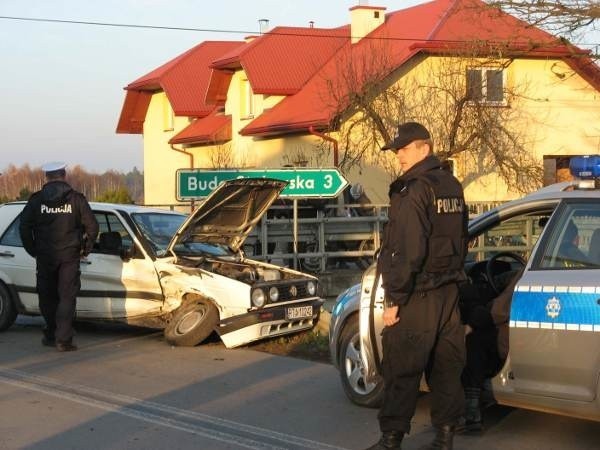 Kierowca tego VW Golfa wymusił pierwszeństwo. Jego samochód zderzył się ze skodą fabią. Sprawca kolizji trafił do szpitala.