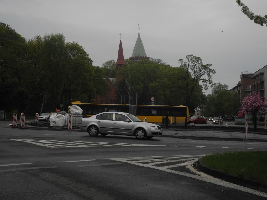 Stargard. Obsadzają rondo krzewami. Niektórzy uważają, że koszty zagospodarowania wyspy są za wysokie 