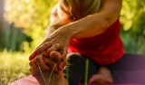 Ćwiczenia rozciągające przed i po treningu. Które przydadzą się do szpagatu, a które są dobre na kręgosłup