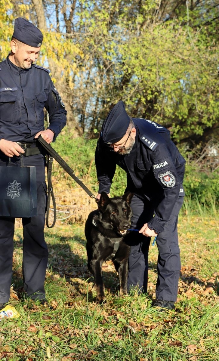 Policyjny pies pomógł odnaleźć dwie zaginione osoby. Nador oraz jego przewodnik otrzymali upominki