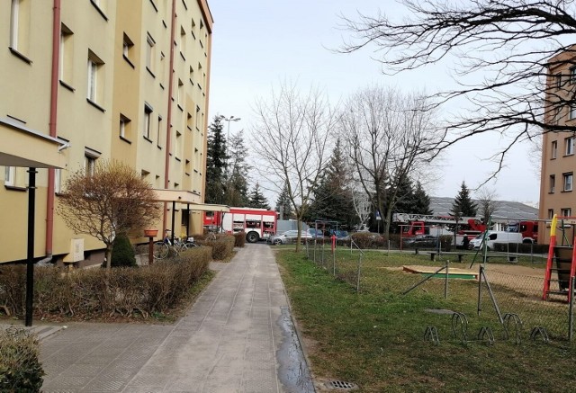 Pożar bloku mieszkalnego w Lesznie. Na miejscu służby ratunkowe.