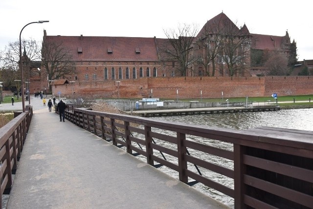 Most św. Wojciecha w Malborku znają i mieszkańcy, i turyści, bo doskonale widać z niego zamek. To z powodu popularności obiektu przesunięto termin wymiany nawierzchni.