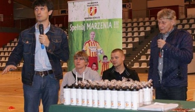 W otwarciu Akademii Piłkarskiej Korony w Chęcinach uczestniczyli trener Jose Rojo Martin (z lewej), Jacek Kiełb i Kamil Kuzera.