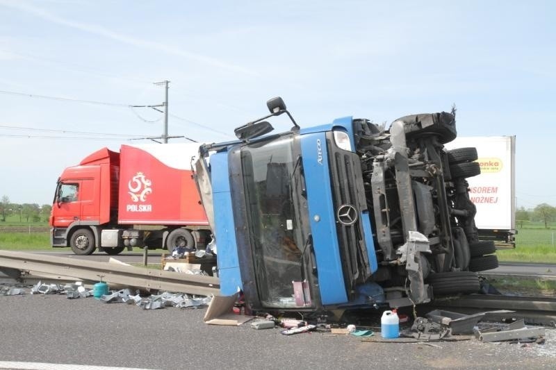 Wypadek na A4. Przewróciła się ciężarówka, 12.05.2015