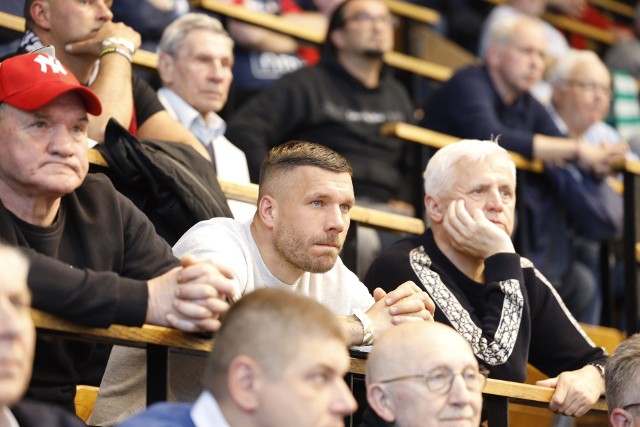 Lukas Podolski wraz z zabrzańskimi kibicami wspierał Górnika w półfinałowym spotkaniu z Orlen Wisłą Płock  Zobacz kolejne zdjęcia. Przesuwaj zdjęcia w prawo - naciśnij strzałkę lub przycisk NASTĘPNE
