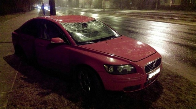 Volvo dachowało na al. Włókniarzy pryz ul. Srebrzyńskiej.