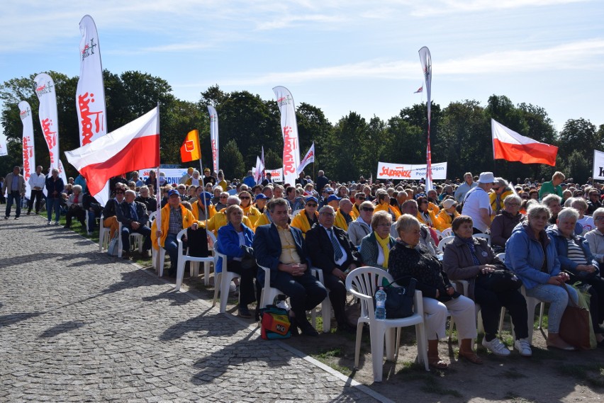 XXXVII Pielgrzymka Ludzi Pracy na Jasną Górę po raz pierwszy z udziałem premiera. "Wyższa płaca minimalna to nie rozdawnictwo" ZDJĘCIA