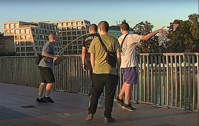 Grupa młodych mężczyzn wrzucała do Odry płytę chodnikową z mostu Uniwersyteckiego.