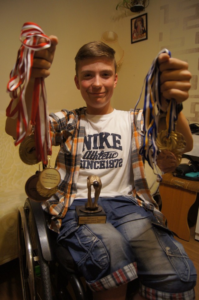 Bartosz Kluska z gradem medali wywalczonych na basenie