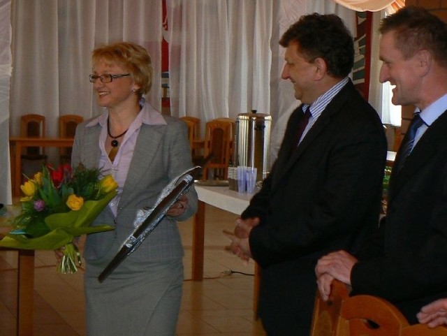 Za działalność na rzecz uczniów z Daleszyc dziękowali pani minister burmistrz Wojciech Furmanek i przewodniczący Rady Miejskiej Ludwik Kubicki.