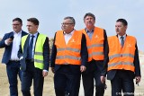 Minister infrastruktury wizytował budowę obwodnicy Sanoka. Nową drogą w Bieszczady pojedziemy w 2019 roku [ZDJĘCIA]
