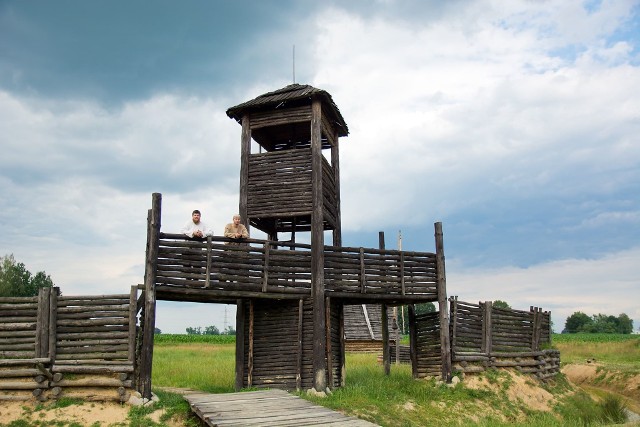 Białogród to niezwykła osada, budowana od kilku lat w Strumieniu. Odtwarza warownię z X wieku. Festiwal kultury wielkomorawskiej, w tym miejscu, jest możliwy dzięki niezwykłej pasji osób, które sporo poświęciły, żeby stworzyć w Strumieniu warowną osadę.