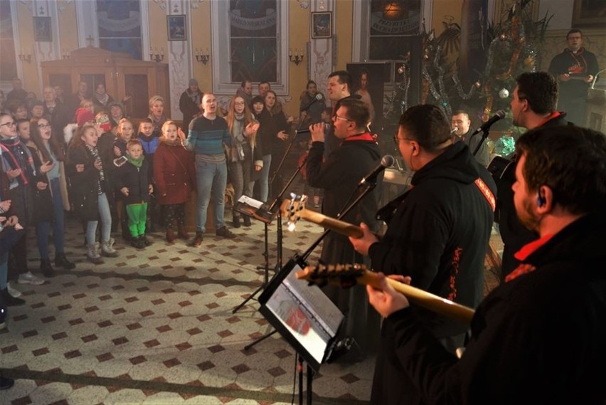 Gmina Brody. Tłum mieszkańców na "Koncercie uwielbienia" w kościele w Stykowie