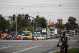 Kraków w czerwonej strefie. Mniejszy ruch na drogach, mniej pasażerów w autobusach i tramwajach [ZDJĘCIA]