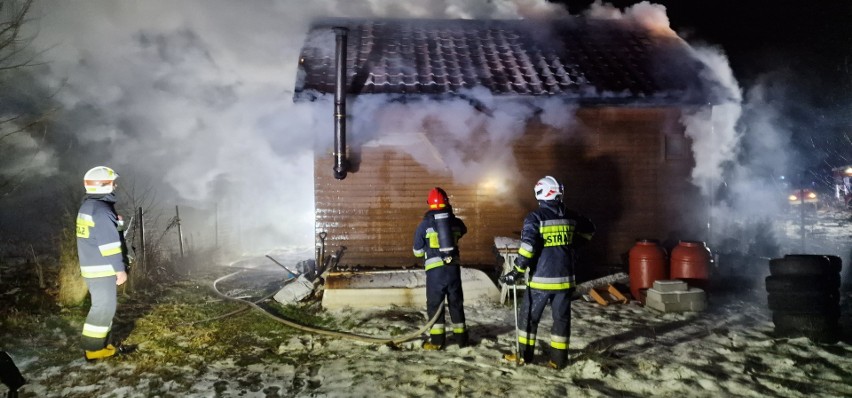 Strażacy w akcji na miejscu pożaru w Stykowie.