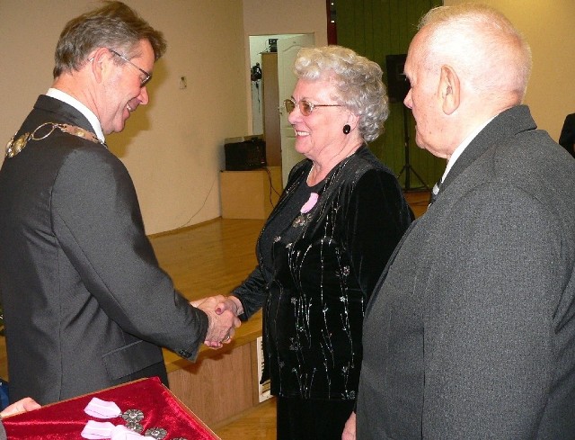 Burmistrz Piotr Wąsowicz wręczył medale także Mariannie i Stefanowi Michalskim z Buska Zdroju.
