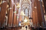 Nowy raport o Kościele w Polsce 2021. Młodzi ludzie odchodzą od Kościoła, osoby głęboko wierzące są mniejszością 