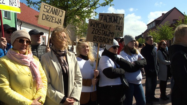 Protest przeciwko inwestycji przeniósł się na ulice Łeby. Mieszkańcy wyrażali swój sprzeciw wobec planów stawiania zabudowy hotelowej, nie tylko przy ul. Nadmorskiej