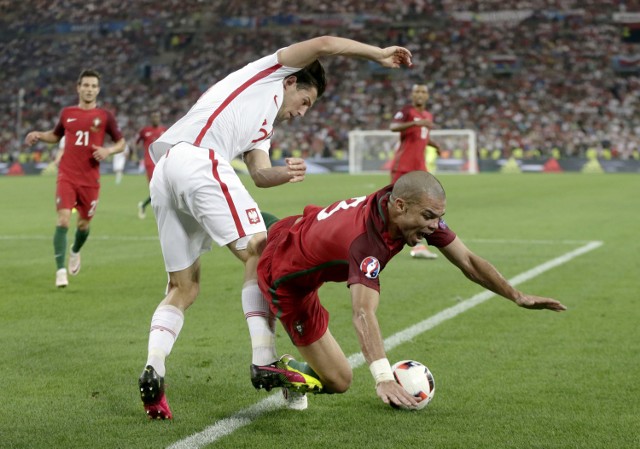Grzegorz Krychowiak walczy o piłkę z Pepe