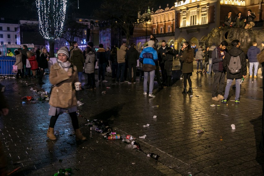 Krakowski Rynek tonie w śmieciach po sylwestrze [ZDJĘCIA]