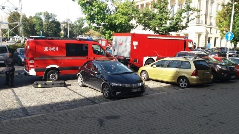 Alarm w sądzie przy pl. Dąbrowskiego. Podejrzana przesyłka zaalarmowała pracowników