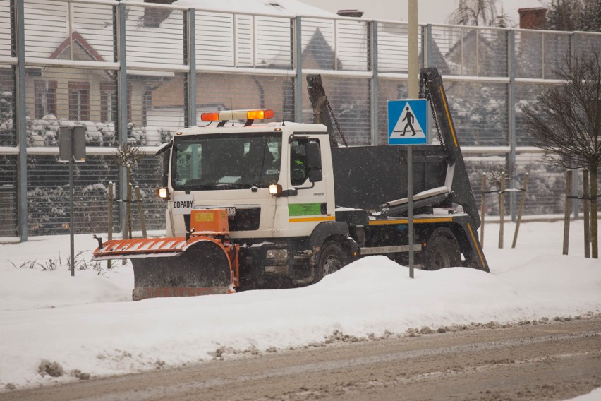 Po Słupsku jeżdżą pługi, które nie odśnieżają. Mieszkańcy zadają pytanie „dlaczego?”