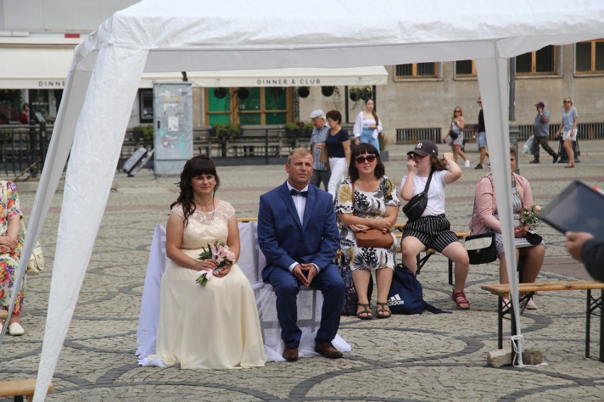 Tego jeszcze nie było: wzięli ślub na środku placu Solnego