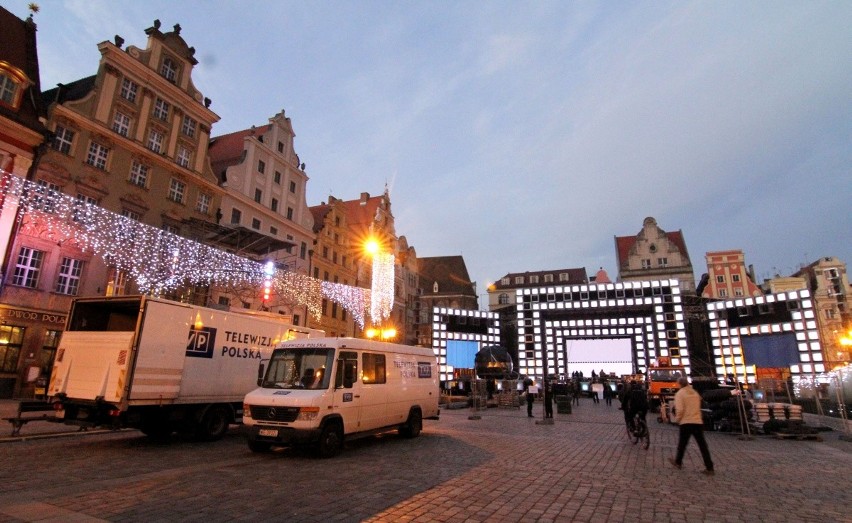 Wrocław: Sylwestrowa scena w Rynku nabiera kształtów (ZDJĘCIA)