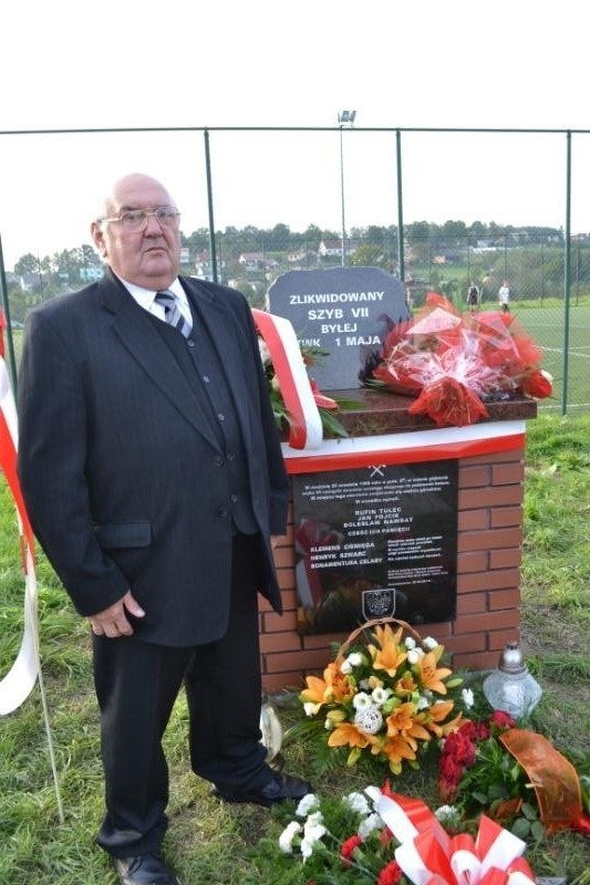 Henryk Szwarc przeżył wypadek w drążonym szybie, ale trzech jego kolegów zginęło. O tragedii przypomina obelisk