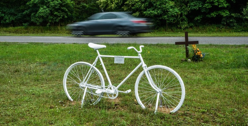 Biały rower znów pojawił się na pasie zieleni przy ulicy...