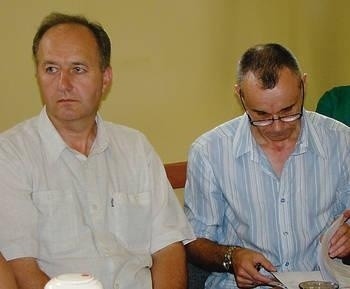 Związkowcy Wiesław Antos (z lewej) i Stanisław Towarek są zdania, że zamiast zatrudniać firmę, należy lepiej zorganizować pracę salowych Fot. Aleksander Gąciarz