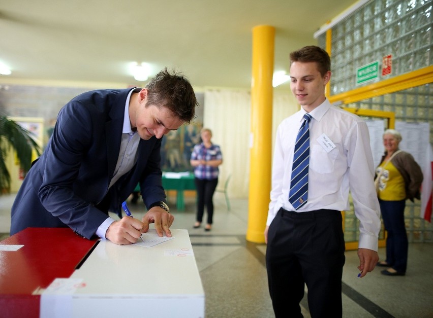 Michał Bąkiewicz głosował w Piotrkowie i rozdawał autografy członkom komisji [ZDJĘCIA]