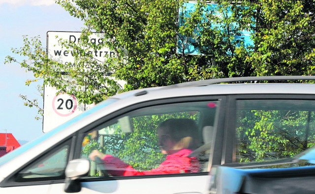 Znaki zasłaniają gałęzie drzew, przez co zamieszczone na nich informacje są niemal nieczytelne dla kierowców. Zdaniem interweniującego, może to stanowić problem dla użytkowników drogi.