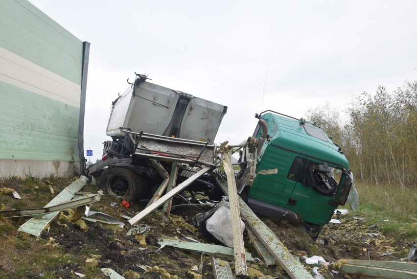 Wypadek pod Stargardem. Ciężarówka przebiła ekrany akustyczne na obwodnicy Kobylanki, Morzyczyna i Zieleniewa ZDJĘCIA