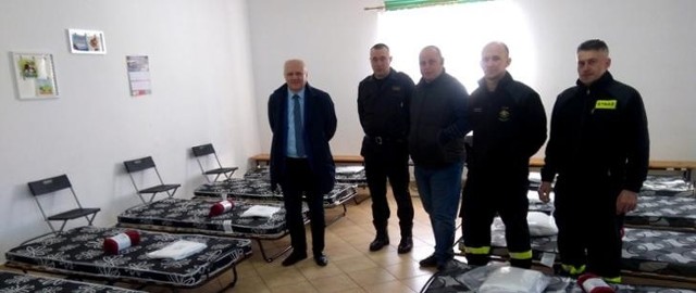 Wizytacja miejsc dla uchodźców w remizach Ochotniczych Straży Pożarnych w gminach Promna i Stromiec. Więcej na kolejnych zdjęciach