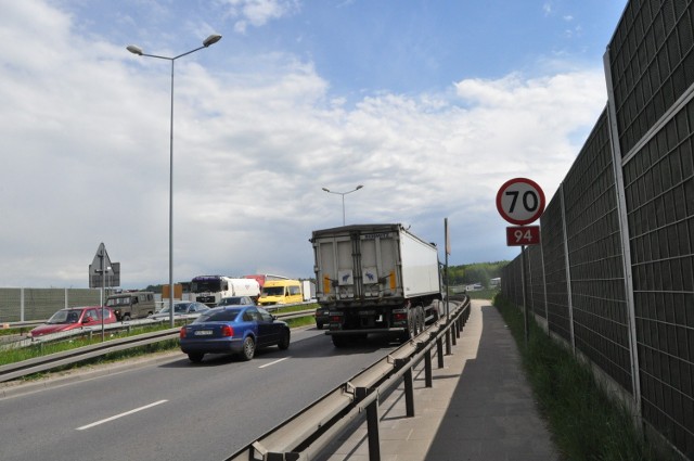 Wiadukt w ciągu drogi nr 94 w Olkuszu. Można po nim jeździć 70 km/h, a nie 50 km/h Fot: Katarzyna Ponikowska