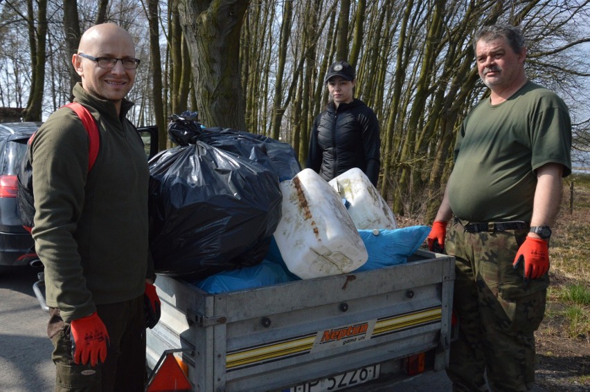 Około 50 osób w niedzielne przedpołudnie sprzątało brzeg...