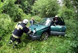 Wypadek w Kosarzyskach. Sarny na drodze, samochód w lesie [ZDJĘCIA]