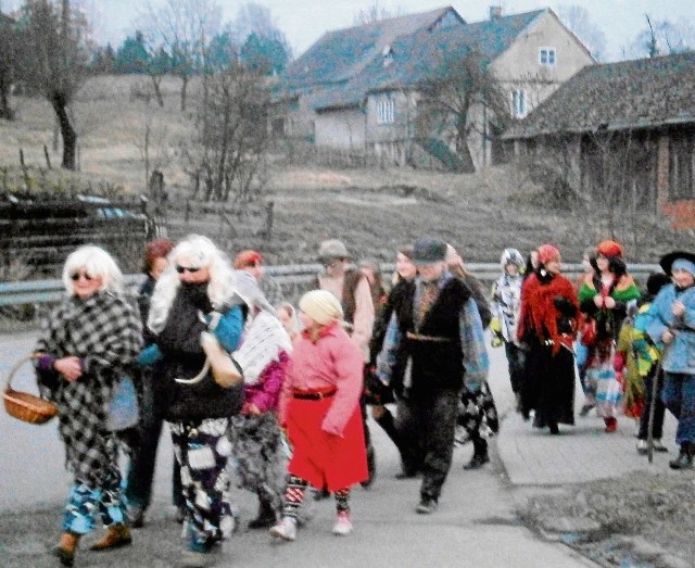 Orszak przebierańców przeszedł przez całą wioskę