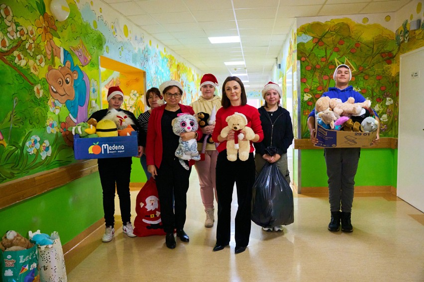 Oddział Dziecięcy mieleckiego szpitala otrzymał od szkoły w Rzemieniu mikołajkowe maskotki dla młodych pacjentów [ZDJĘCIA, WIDEO]