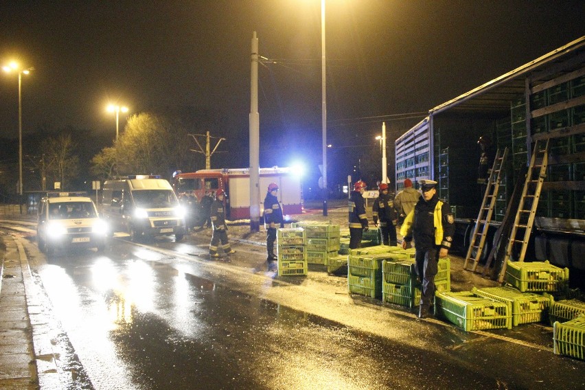 Wypadek na rondzie Lotników Lwowskich. Kaczki uciekały z transportu [ZDJĘCIA]