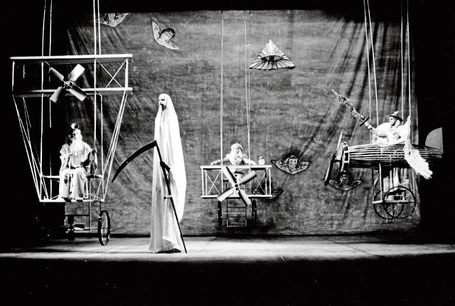 Scenografia Daniela Mroza do spektaklu „Śmierć na gruszy”, rok 1964, reżyseria Józef Szajna