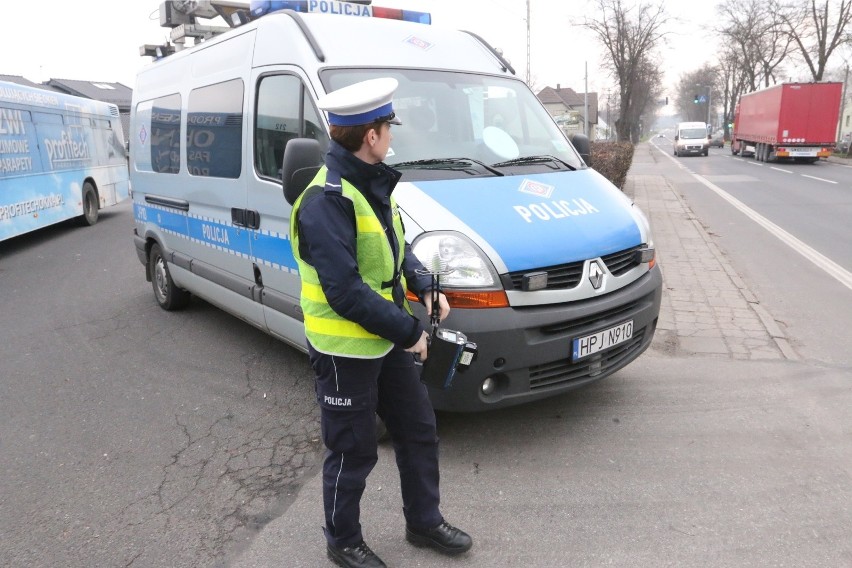 Policjanci kontrolują prędkość przed Urzędem Wojewódzkim w...