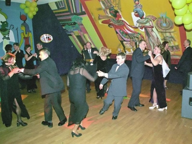 Pierwszy wspólny bal lubuskich sportowców. W styczniu 2000 r. razem bawili się ci z północy i południa regionu. Ton nadają: Beata Sokołowska-Kulesza (z lewej), Andrzej Huszcza z żoną (w środku) i Aneta Pastuszka, obecnie Konieczna.