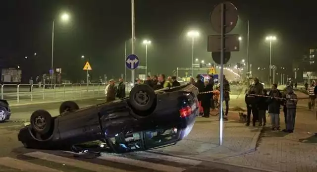 Passat dachował po tym, jak na skrzyżowaniu przy kościele na Borkach zderzył się z toyotą avensis.